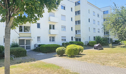 Commission-free: Modernized 3-room apartment with 2 balconies, a renovated bathroom, and a hobby room.