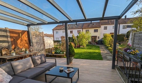 Family home on the edge of the forest – Completely renovated terraced house with a sunny terrace and potential for further development.