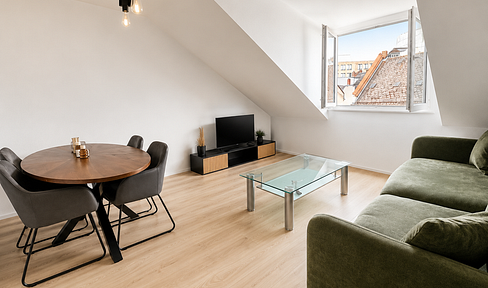 Modern and yet peaceful: Renovated 3-room penthouse apartment in the heart of Frankfurt.