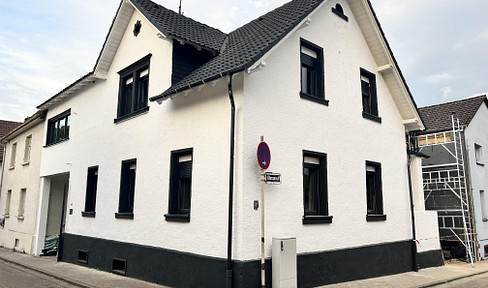 FEE-FREE: Newly renovated single-family home with a garden, located in the center of Roßdorf.