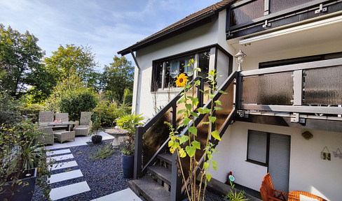 Triplex house in a green area with a large plot of land.