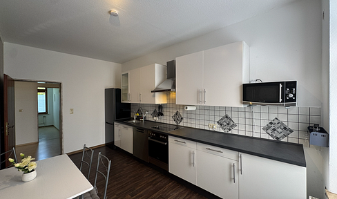 For young professionals. Ground-floor apartment with a garden, comprising 2 rooms, kitchen, bathroom, and a storage room. Includes a carport with a storage room.