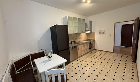 For young professionals. Ground-floor apartment with a garden, comprising 2 rooms, kitchen, bathroom, and a storage room. Includes a carport with a storage room.