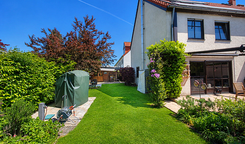 Well-maintained semi-detached house with a private garden, featuring a well, a photovoltaic system, solar thermal panels, and a fireplace.