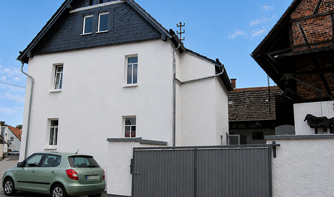 Wohnhaus mit großem Innenhof, Scheune und Nebengebäuden