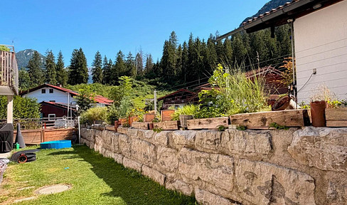Ground-floor apartment in a premium location, offering panoramic views and a garden.
