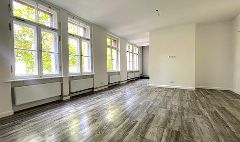 Erstbezug: Maisonette-Wohnung mit Loft-Charakter und großem Garten