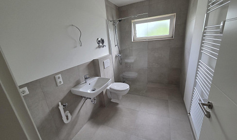 Modernized 3-room apartment with balcony and a private garage including a charging station, located in a quiet area of Vaterstetten.