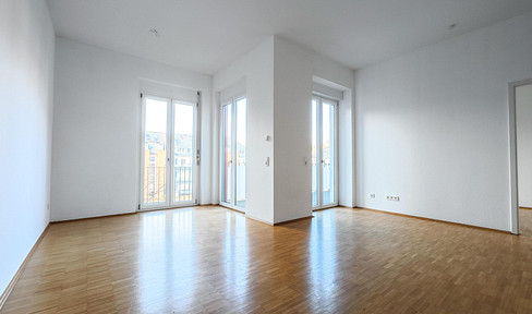 High-quality renovated 2-room apartment in a historic complex - close to the lake, with a balcony and elevator.