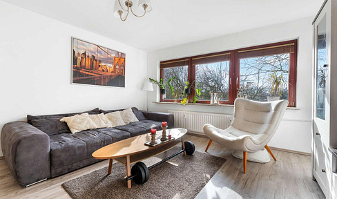 Bright 2-room apartment with balcony in the Neustadt district - €1050 per month (rent).