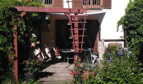 Detached house with a natural feel and a large garden.