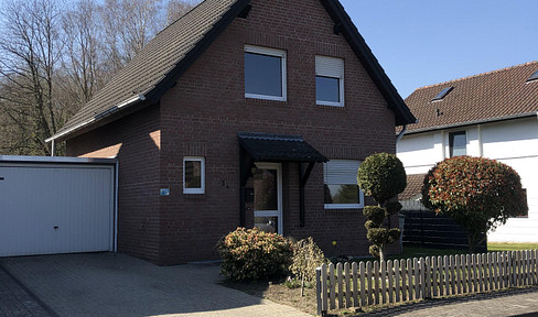 Detached house with garden and garage, in a good location.