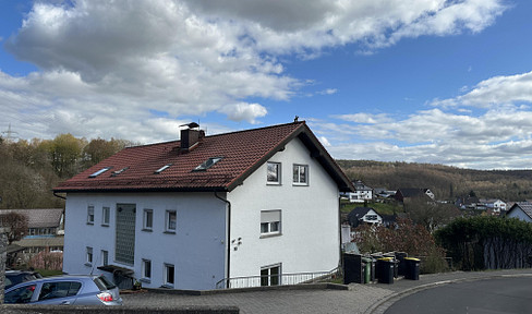 Vollständig sanierte Wohnung im Hochparterre mit Balkon und toller Aussicht zu vermieten