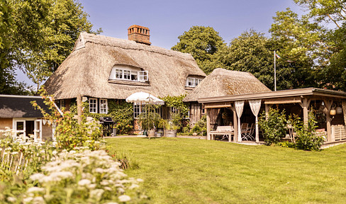 BALTIC SEA REED-ROOF HOUSE - A spacious and historic property.