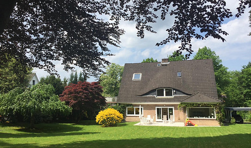 Land with park-like qualities, located in the prime area of Wellingsbüttel.