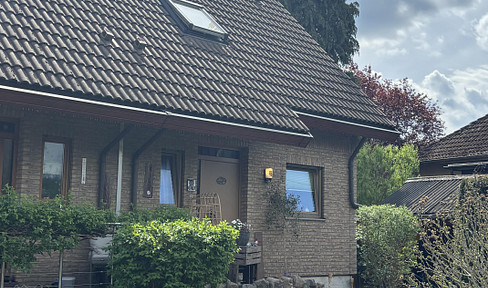 Semi-detached house for sale in Karow, Berlin, with a separate apartment.