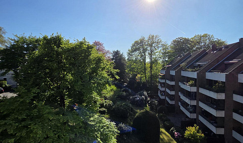 Traumhafte Dachgeschosswohnung mit Kamin, zwei Balkonen und Blick ins Grüne