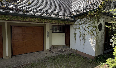 Living with Character: Charming detached house with a large garden and fireplace.