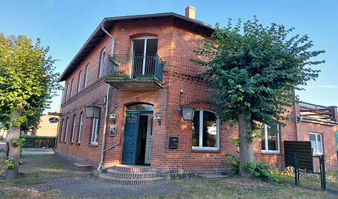 Residential building with a former restaurant/pub.