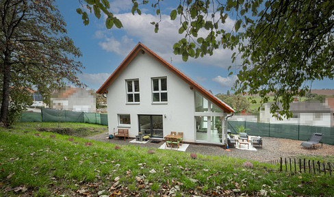 Neuwertiges KfW-55-Einfamilienhaus mit Wintergarten, Weitblick und großem Garten – provisionsfrei