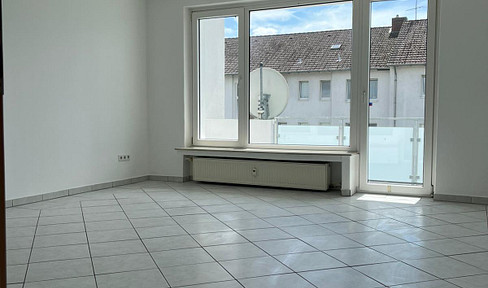 Newly renovated, bright and airy 3-room apartment with a south-facing balcony, parking space, and cellar, located in Bünde.