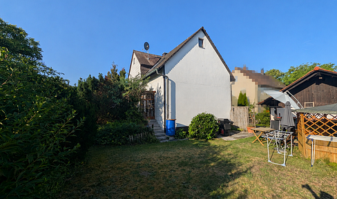 Central two-family house, large, well-established garden, double garage, solar power system, no commission fees.