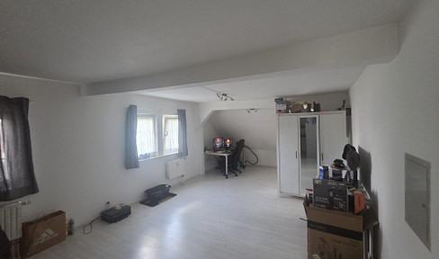 Gemütliche 1-Zimmer-Dachgeschosswohnung mit Einbauküche und Stellplatz