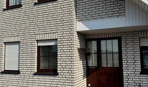 Freistehendes Zweifamilienhaus mit Bürotrakt und Garage