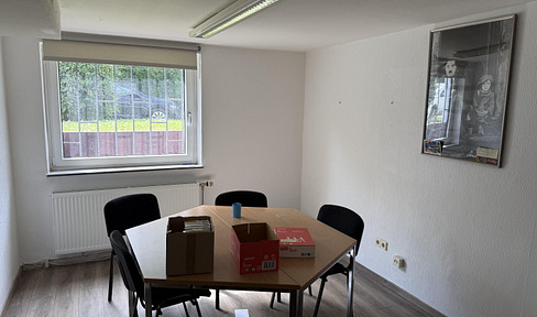 Office or practice space in a good location – versatile commercial space in the basement.