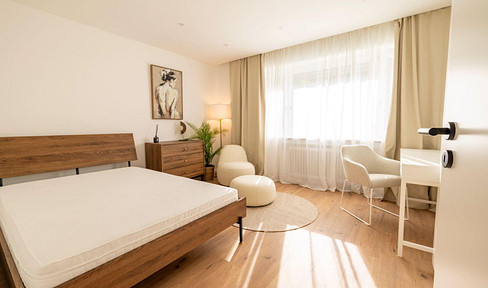 Furnished apartment for 5 people in Munich, featuring spacious rooms and modern amenities.