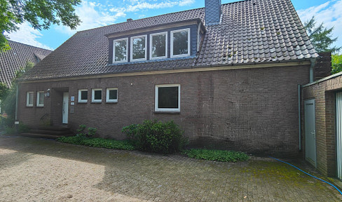 Former vicarage for sale in Oldenstadt.