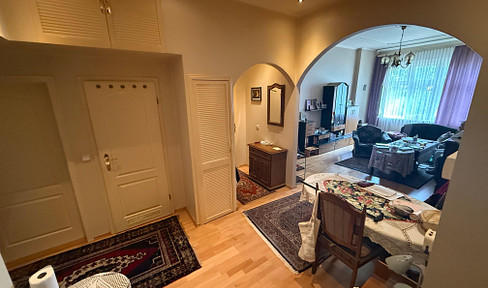 Großzügige 4-Zimmer-Altbauwohnung mit 2 Bädern, Balkon und Einbauküche in Tempelhof