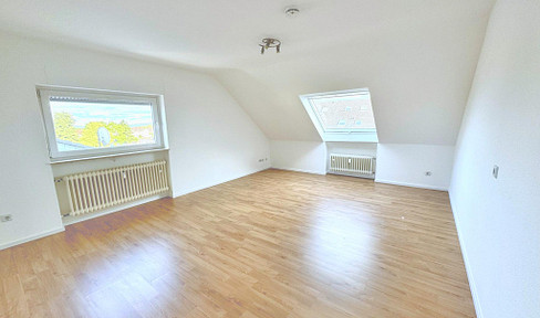 Frisch renoviert: Helle 2,5-Zimmer-Dachgeschosswohnung mit Balkon, Stellplatz & Weitblick