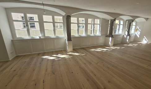 Loft apartment in the former upper-floor section, located in the heart of the island – no commission fees.