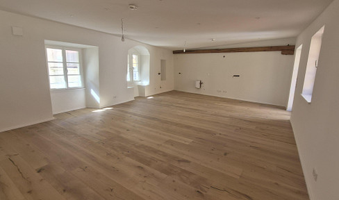 Charming 3-room apartment with a balcony, located in the heart of the island - no commission fees.