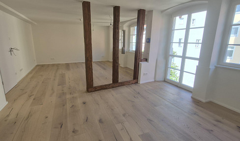 Charming 5- to 6-room apartment with a south-facing balcony and loggia, located in the heart of the island – available without commission.