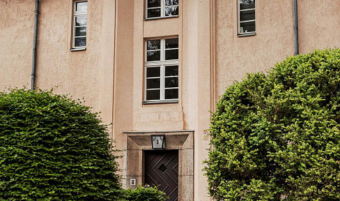 Commission-free: Renovated 2-room apartment with access to a garden, located in the Zinnowald settlement and featuring original architectural details.