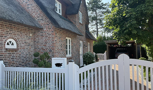 FEE-FREE: Thatched-roof house in Sankt Peter-Ording, in excellent condition.