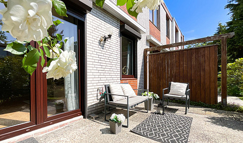 Family-friendly townhouse with a terrace and garden in Hamburg-Schnelsen.