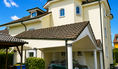 Attractive 2-room apartment in a well-maintained Mediterranean building with 6 units.
