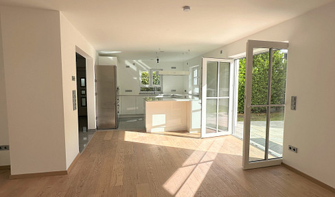 Near Simmerleinplatz: Modern, bright, extra-large detached house, living space 188 m², high-quality finishes, KfW70 standard, fitted kitchen.