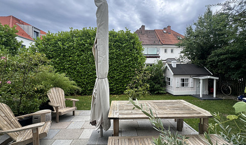 Near Simmerleinplatz: Like-new, bright, extra-large detached house with high-quality finishes, KFW70 standard, and a fitted kitchen.
