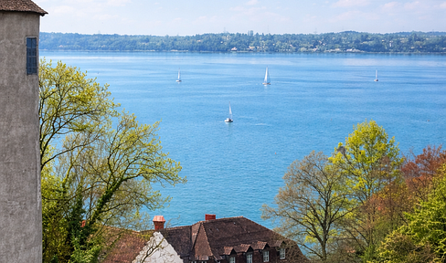 Sanierte 2,5-Zimmer-Wohnung mit atemberaubender See- und Burgsicht