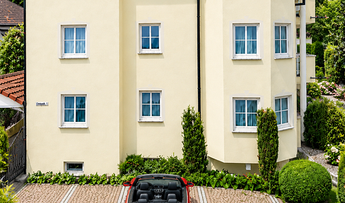 Charming 3-room apartment in a Mediterranean-style building with 6 units.