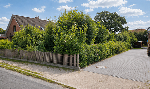 880 m² building plot without any building restrictions, with approved plans for two detached houses.