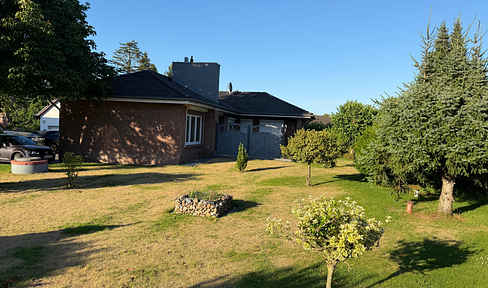 Charming bungalow with a double garage in Rahmstorf.