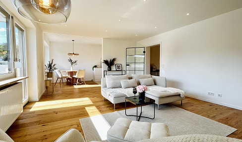 For sale! High-quality, renovated 3-room apartment with 2 balconies and 2 parking spaces in Versbach, Würzburg.