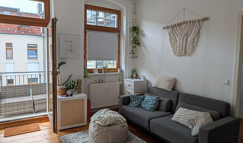 No commission: Bright, unfurnished 2-room apartment in a classic building with a southwest-facing balcony, located in the Florakiez neighborhood.