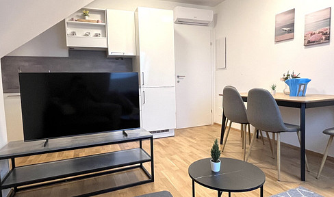 *MÖBLIERTE DG-WOHNUNG* mit herrlichem Balkon und Klimaanlage