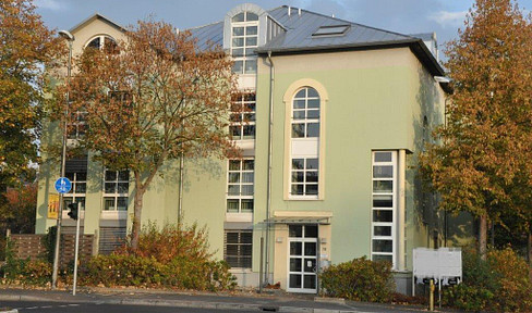 Suitable for students/young professionals! Spacious, bright 6-room apartment with balcony and fitted kitchen.